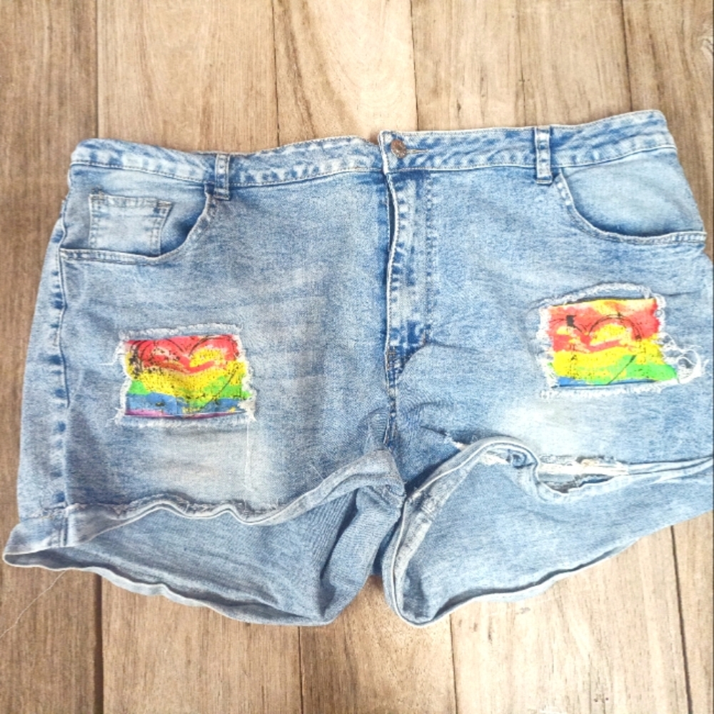 Distressed shorts with rainbow patch